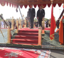 Los Reyes y el Rey de Marruecos en la Plaza del Méchouar, durante la interpretación de los Himnos Nacionales